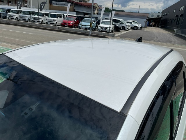 目立つキズ凹み等はありませんが、中古車という商品の特性ルーフには子キズや塗装しみがあります