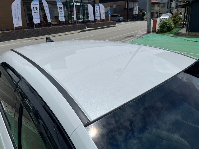 目立つキズ凹み等はありませんが、中古車という商品の特性ルーフには子キズや塗装しみがあります