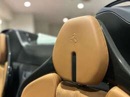 ヘッドレストの跳ね馬ロゴマークはエンボス加工されています。