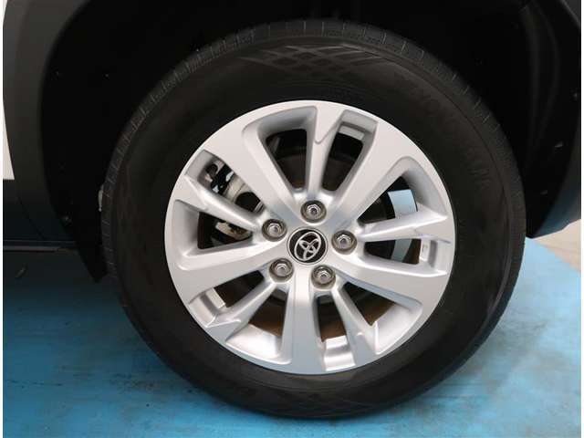【タイヤ・ホイール】タイヤサイズ205/65R16の純正アルミホイールです。タイヤ溝は約5mmになります。