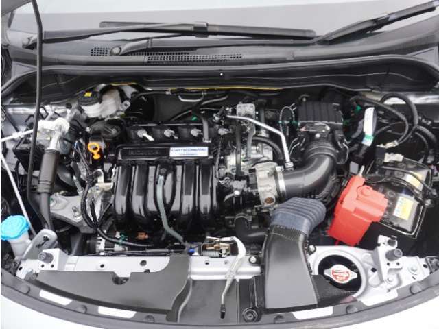 エンジンは車の心臓部分です。このエンジンルームが汚いとトラブルの基になります。当店は専用の液剤を使って徹底的に綺麗にします。