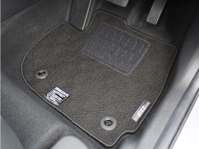 Honda認定中古車に新品の純正フロアマットを装着しました。気分よくドライブをお楽しみいただけます♪