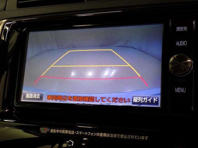 バックモニターも装備しております。バックギアに入れるとナビ画面に車の後方が映し出されます。これで後方確認も安心！