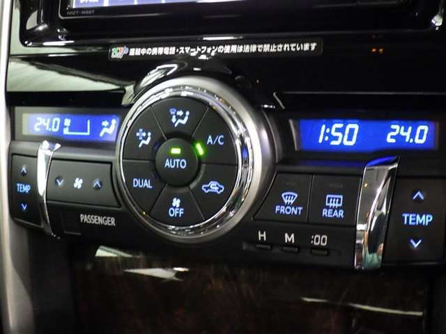 運転席・助手席・独立型オートエアコン。運転手とパートナー別々の温度設定が出来快適なドライブが楽しめます！！