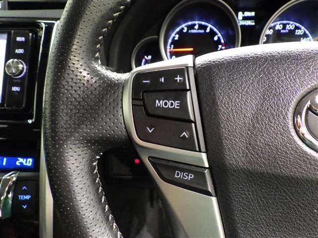 ステアリングスイッチ装備！運転しながら手元でオーディオの操作などができます。
