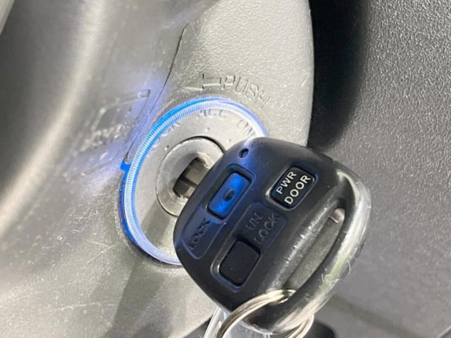 【キーレス】少し離れた場所からでもボタン一つでドアの開錠・施錠ができるのでとっても便利！ドアの鍵穴周りに傷をつけることもありません♪