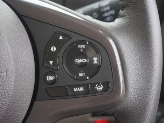 【アダプティブクルーズコントロール】予め設定した車速内でクルマが自動的に加減速。前走車との適切な車間距離を維持しながら追従走行します。【LKAS】車線維持支援システムでステアリング操作を支援。