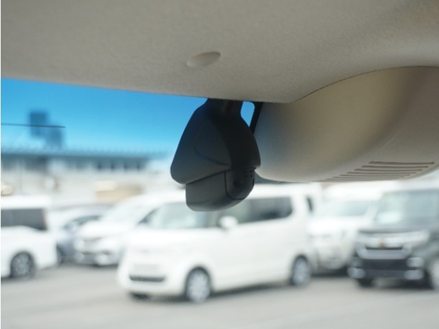 ◆ドライブレコーダー◆映像・音声などを記録する自動車用の装置です。　もしもの事故の際の記録はもちろん、旅行の際の思い出としてドライブの映像を楽しむことができます。