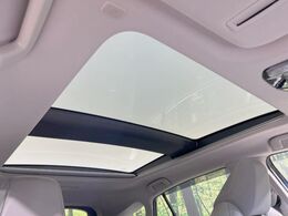 【調光パノラマルーフ】車内の解放感が一気に上がる大型パノラマルーフに調光機能がプラス！日差しが強い時、シェードを閉めなくてもガラスの透明度を調整することで心地よい明るさに♪