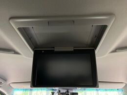 【フリップダウンモニター】大画面モニターで後席でもエンタメをお楽しみいただけます。小さなお子様にも大人気の装備です♪
