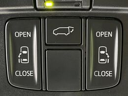 【両側パワースライドドア】スマートキーや運転席のスイッチで後席両側スライドドアの開閉が可能♪電動だから力を入れてドアを開ける必要が無く、小さなお子様でも簡単に開け閉めでき快適です♪