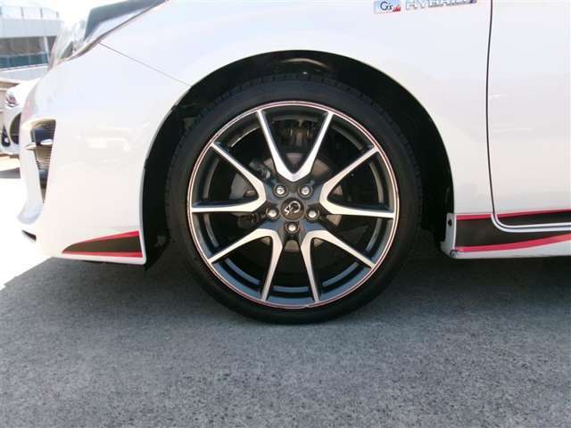 18インチ純正アルミホイール。路面に近いホイール部分は特に目立ちますし、車のイメージも大きく変わりますよ！