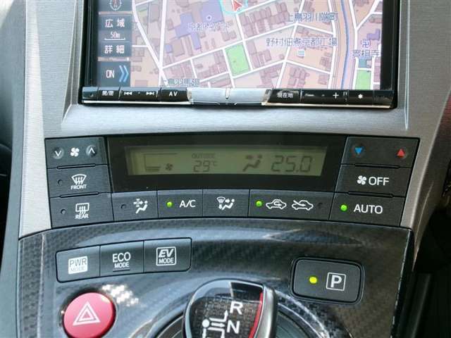 使い勝手の良いオートエアコンを装備しています。オートボタンは、風量・風向きを自動で調整し、より快適な室内空間が保てます。