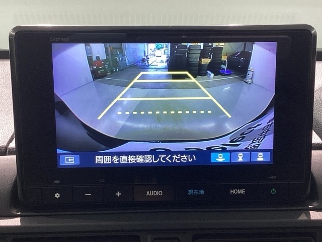 バックをするとき自動でリアの様子が映る『リアカメラ』付き！　画面で確認しながらバックが出来るので駐車の時も安心です。