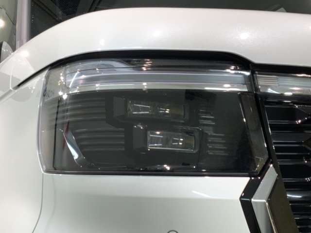 LEDヘッドライトは、点灯の瞬間から最大光量を発揮し、突然暗くなるトンネルなどでの安定感を高めます。
