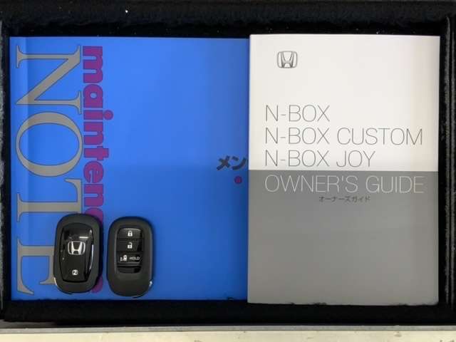 スマートキーは鍵をバッグに入れたままでもドアロックの開閉やエンジンのON・OFFができます。夜間や雨の日も鍵を探さなくて良いので便利です。