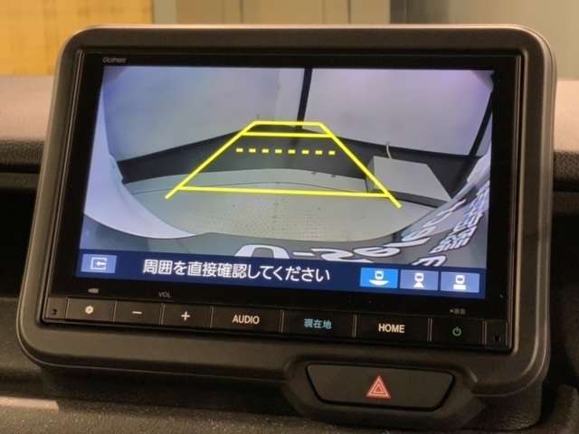 リバースギアに入れるだけで後方の表示へ切り替わります。夜間や雨の日の駐車も楽になりますよ。