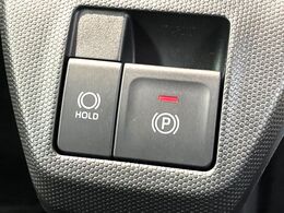 【電動パーキングブレーキ】パーキングブレーキは便利な電動式！ボタン一つで操作でき、アクセルを踏めば自動で解除されます♪レバーやペダルが無いので運転席廻りもすっきりしますね♪