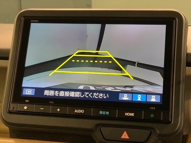 リバースギアに入れるだけで後方の表示へ切り替わります。夜間や雨の日の駐車も楽になりますよ。