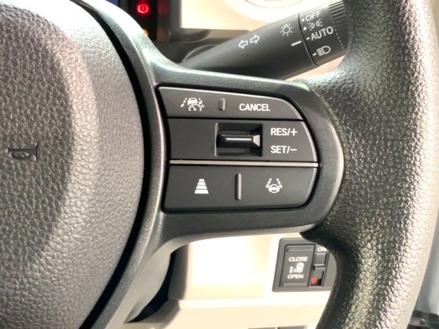 クルーズコントロールを装備しています。高速道路などで一定の速度で走ってくれるので運転が楽ですよ！速度を設定できますので、スピードの出しすぎにも注意できます。