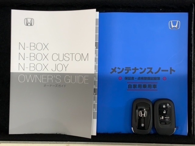 スマートキーは鍵をバッグに入れたままでもドアロックの開閉やエンジンのON・OFFができます。夜間や雨の日も鍵を探さなくて良いので便利です。