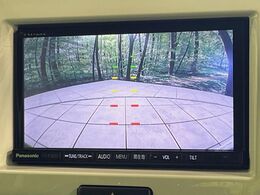 【バックカメラ】駐車時に後方がリアルタイム映像で確認できます。大型商業施設や立体駐車場での駐車時や、夜間のバック時に大活躍！運転スキルに関わらず、今や必須となった装備のひとつです！