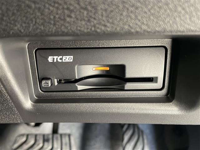 【ETC】有料道路を利用する際に料金所で停止することなく通過できる、ETC車載器（ノンストップ自動料金収受システム機器）が装備されています。セットアップを行うことで利用可能になります。
