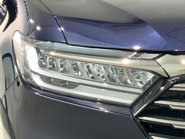 LEDヘッドライトは、点灯の瞬間から最大光量を発揮し、突然暗くなるトンネルなどでの安定感を高めます。