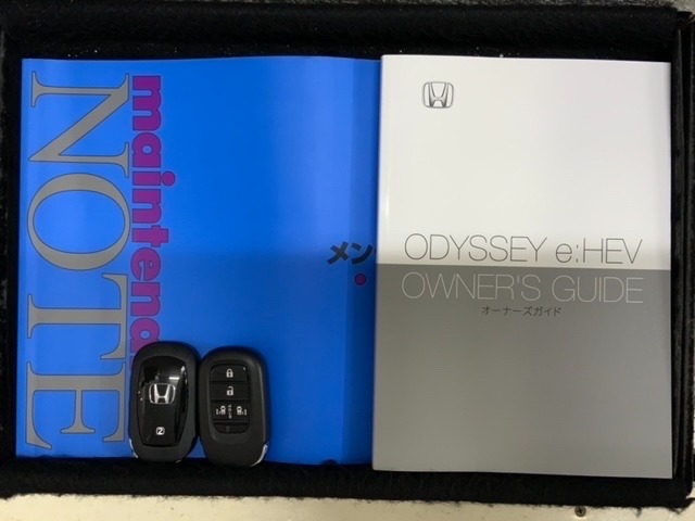 スマートキーは鍵をバッグに入れたままでもドアロックの開閉やエンジンのON・OFFができます。夜間や雨の日も鍵を探さなくて良いので便利です。