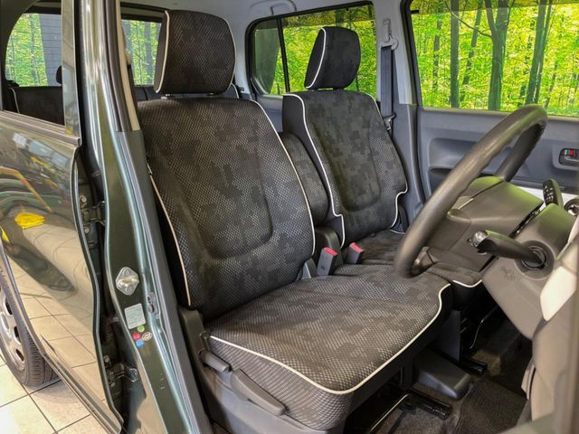 運転席シート廻りは使用感も少なく、良好な状態となっています。前オーナー様が丁寧に使っていたことがよくわかりますね。