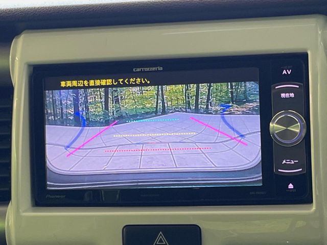 【バックカメラ】駐車時に後方がリアルタイム映像で確認できます。大型商業施設や立体駐車場での駐車時や、夜間のバック時に大活躍！運転スキルに関わらず、今や必須となった装備のひとつです！