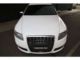 このボンネット内部にまさかのV10エンジン♪