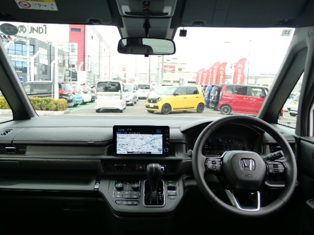 大きなフロントガラスで狭い路地や駐車場でも、視界良好です。斜め前方は前下がりのサイドウインドウや細いフロントピラー、などにより、交差点では歩行者が、細道のすれ違いではガードレールが見やすく安心です！