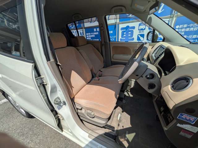 運転席は足元も広く快適です！