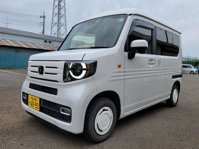 ブラックエンブレム前後/車名エンブレムもブラッククロームでお洒落です。(参考価格：13200円)