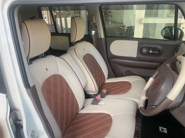 運転席側シートは汚れやシミもなく綺麗です。