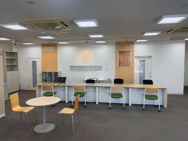 広い店内でゆっくりお車をお選びください。