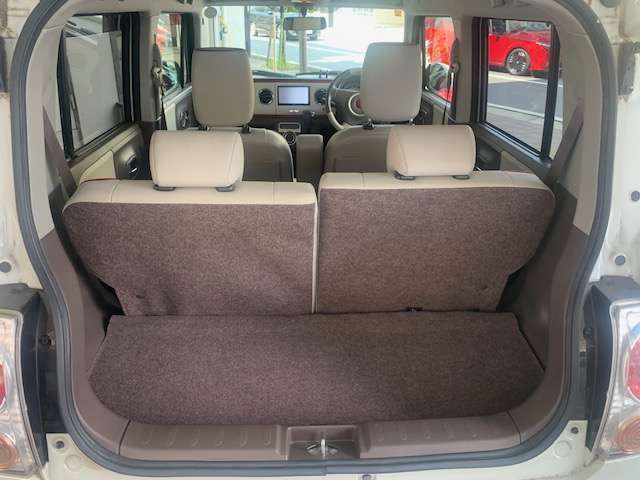 荷室はシートを倒して広げることも可能です。