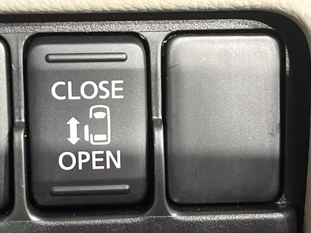 【パワースライドドア】スマートキーや運転席のスイッチでスライドドアの開閉が可能♪電動だから力を入れてドアを開ける必要が無く、小さいお子様でも、重い荷物を持っている時もラクに開け閉めできます♪