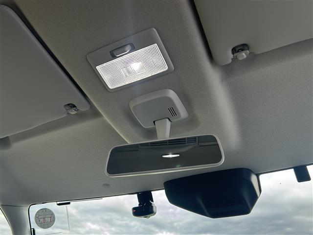 【ヘッドライト】悪天候や夜間の走行も視界良好で安心してお乗りいただけます。