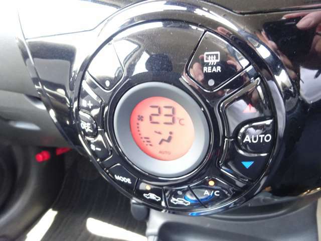 オートエアコンの操作ボタンになります。家庭用のエアコンと同じで設定した温度まで車内空間にしてくれます。