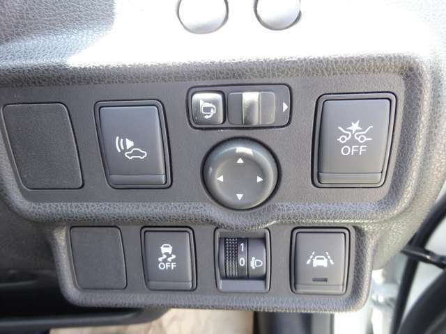 運転席右下のボタンになります。エマージェンシブレーキ・車線逸脱警報等の様々なボタンが御座います。