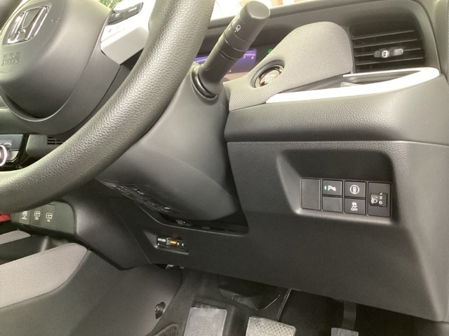 左側に高速で便利なETCがあり、横滑りを防ぐVSAなどのスイッチは、運転席の右側、手の届きやすい位置にあります。