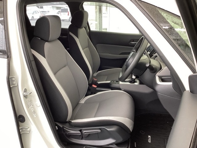 フロント広々、セパレートシートの運転席は、ハイトアジャスターが付いているので、快適にドライブができます。ハンドルはテレスコピック機能で、ハンドル位置を上・下・手前・奥に調節できます。