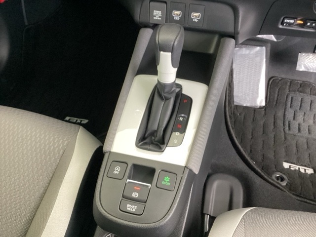 シンプルでとても使いやすいフロアシフトに、パーキングブレーキは電子制御パーキングブレーキです。