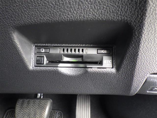 【ETC】有料道路を利用する際に料金所で停止することなく通過できる、ETC車載器（ノンストップ自動料金収受システム機器）が装備されています。セットアップを行うことで利用可能になります。