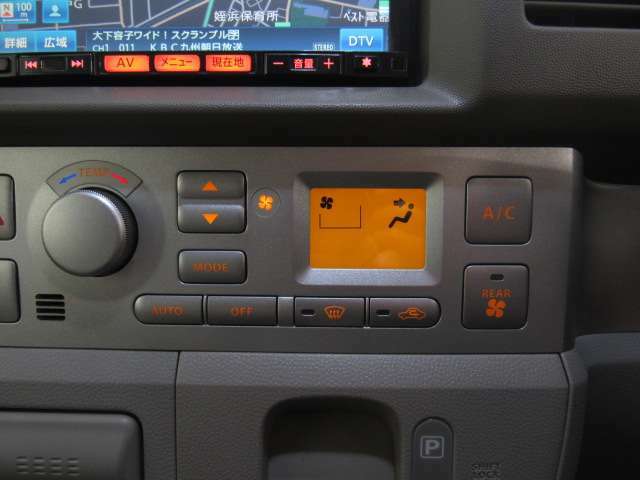 温度の設定をすれば自動で調節してくれるオートエアコンです。液晶パネル表示で設定の確認もしやすいですよ。
