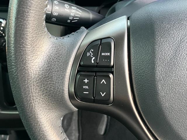 ハンドルにも目立つ傷や擦れは御座いません。目線を大きくそらすことなくボタンの操作を行うことができます。