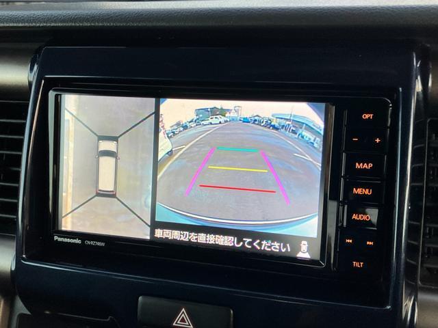 【全方位型モニター】クルマを上空から見下ろしているかのように、直感的に周囲の状況を把握できる全方位型モニター。狭い場所での駐車でも周囲が映像で確認できます。