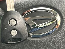 【キーレス】少し離れた場所からでもボタン一つでドアの開錠・施錠ができるのでとっても便利！ドアの鍵穴周りに傷をつけることもありません♪